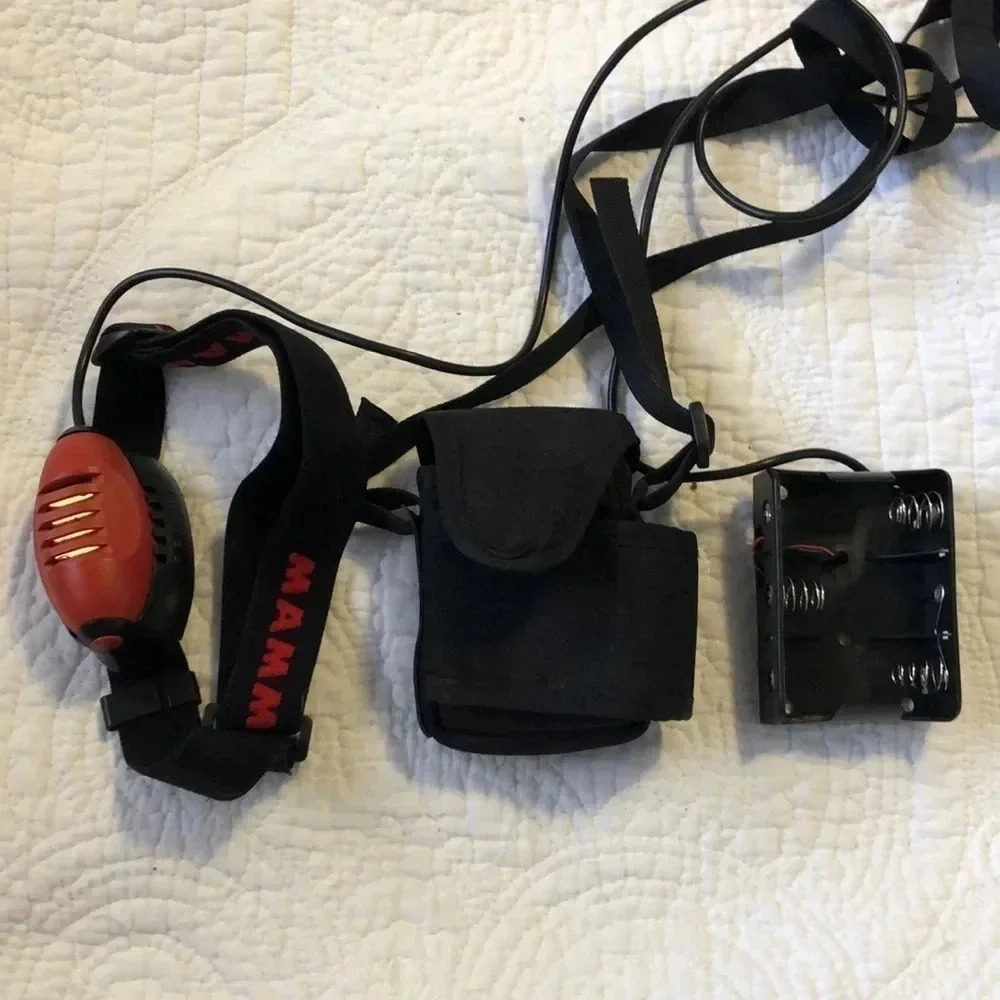 Mammut headlamp with extrinsic battery pack.